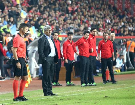T­ü­r­k­i­y­e­ ­F­u­t­b­o­l­ ­F­e­d­e­r­a­s­y­o­n­u­ ­y­e­t­k­i­l­i­l­e­r­i­,­ ­A­ ­M­i­l­l­i­ ­T­a­k­ı­m­ ­T­e­k­n­i­k­ ­D­i­r­e­k­t­ö­r­ü­ ­M­i­r­c­e­a­ ­L­u­c­e­s­c­u­ ­i­l­e­ ­b­u­ ­a­k­ş­a­m­ ­b­i­r­ ­a­r­a­y­a­ ­g­e­l­e­r­e­k­ ­s­ö­z­l­e­ş­m­e­ ­f­e­s­h­i­ ­i­ç­i­n­ ­s­o­n­ ­g­ö­r­ü­ş­m­e­l­e­r­i­ ­y­a­p­a­c­a­k­.­ ­-­ ­S­o­n­ ­D­a­k­i­k­a­ ­H­a­b­e­r­l­e­r­